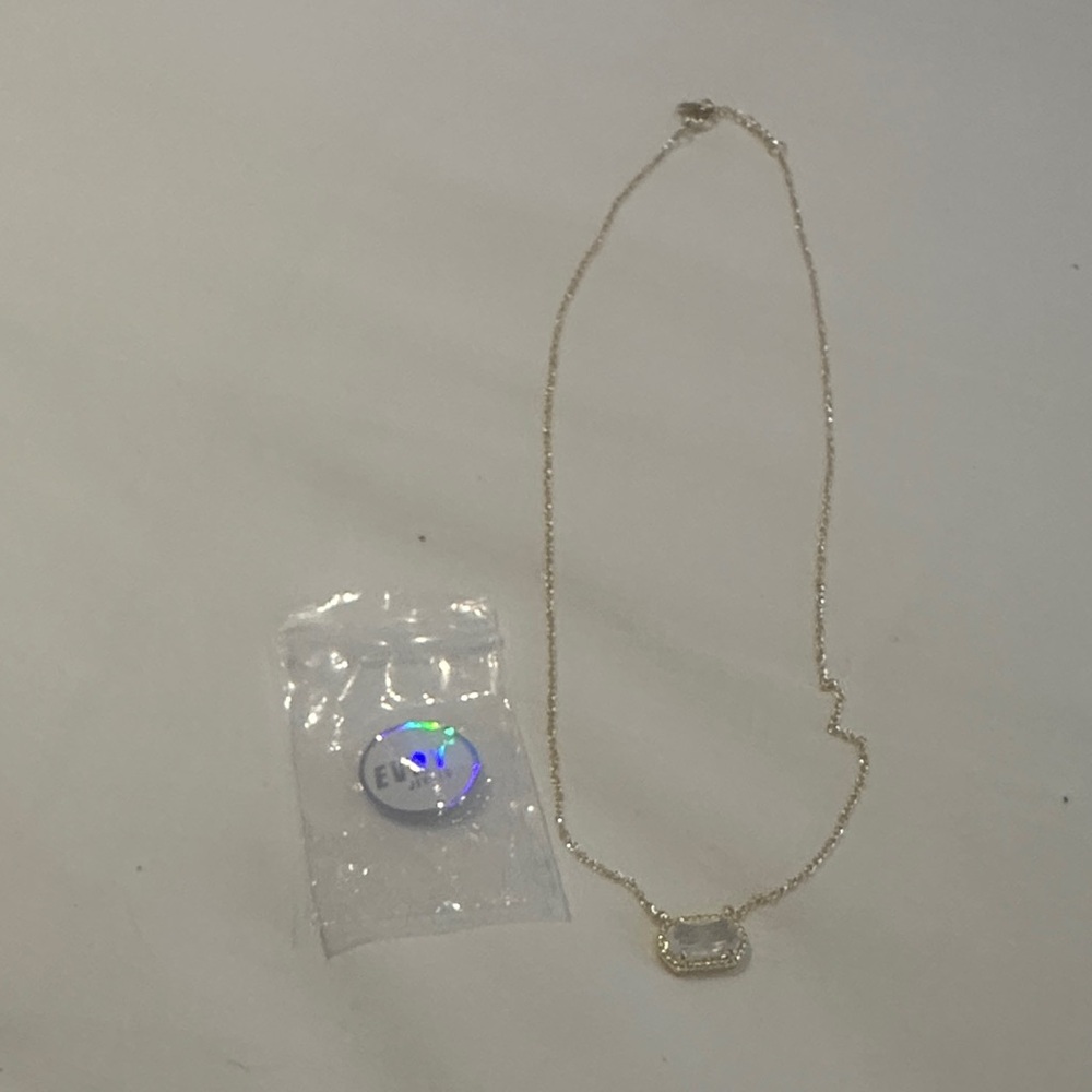 New!  Elegant Gold Necklace with Pendant with crystal